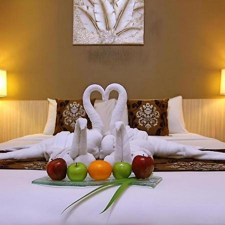 Hw Hotel Padang Exterior photo