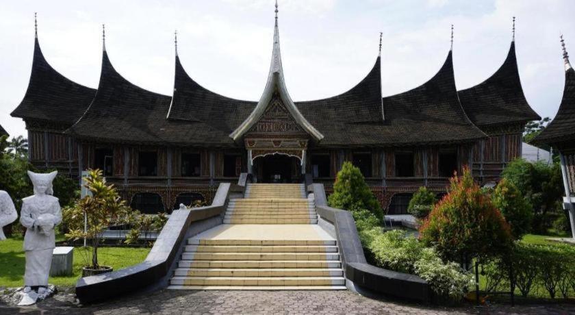 Hw Hotel Padang Exterior photo