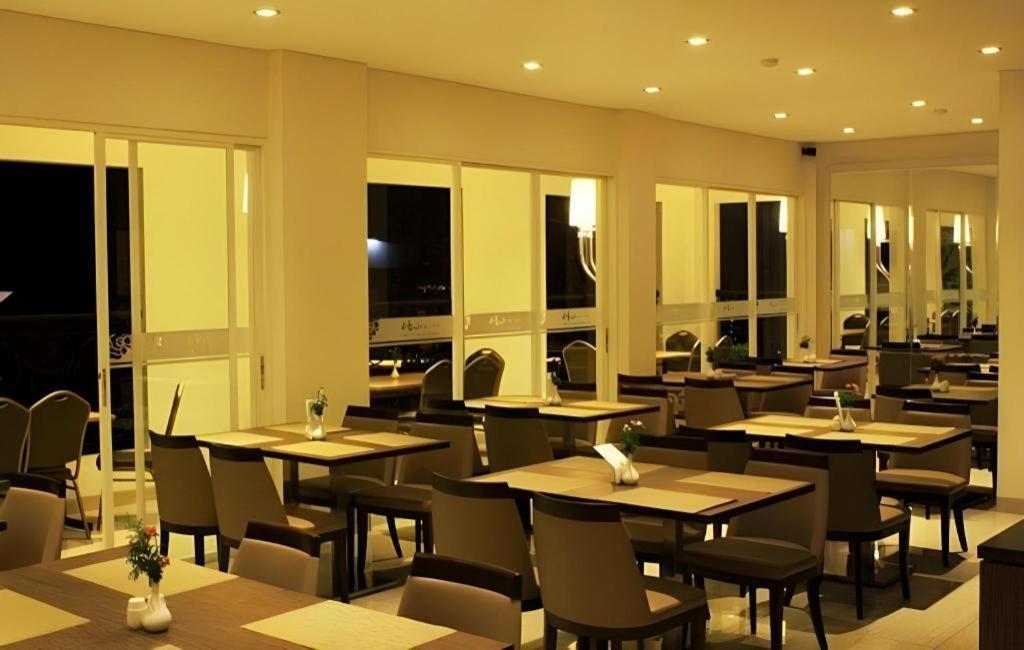 Hw Hotel Padang Exterior photo