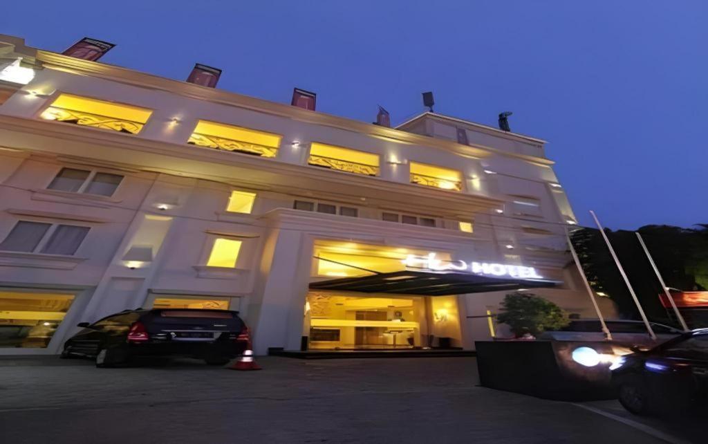 Hw Hotel Padang Exterior photo
