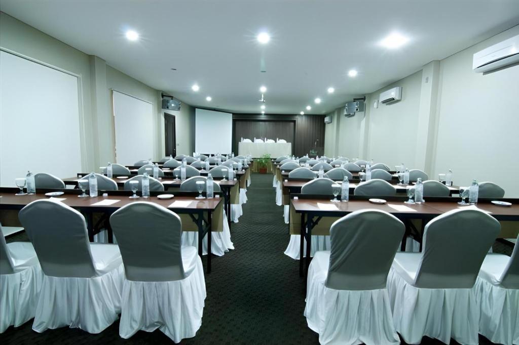 Hw Hotel Padang Exterior photo
