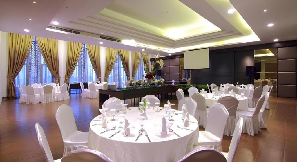 Hw Hotel Padang Exterior photo